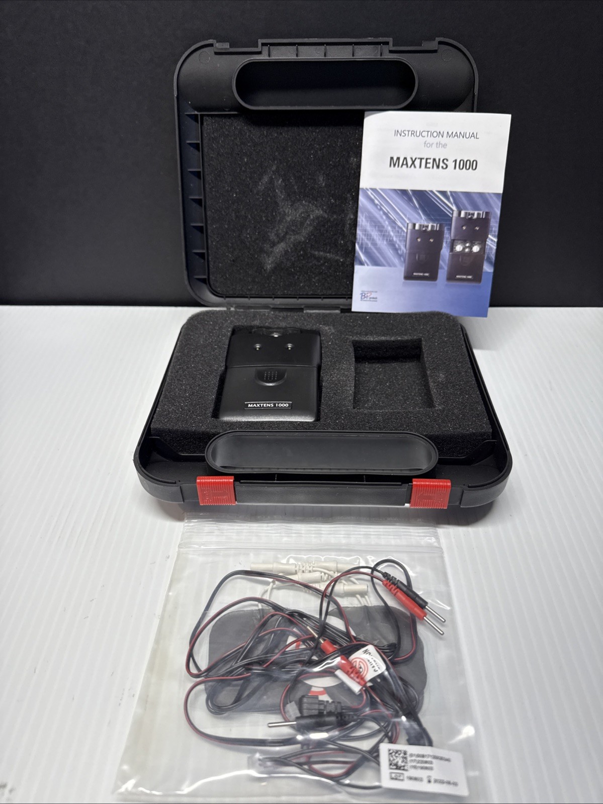 MAXTENS 1000 TENS Unit includes Lead Wires 4 Electrodes See Photos