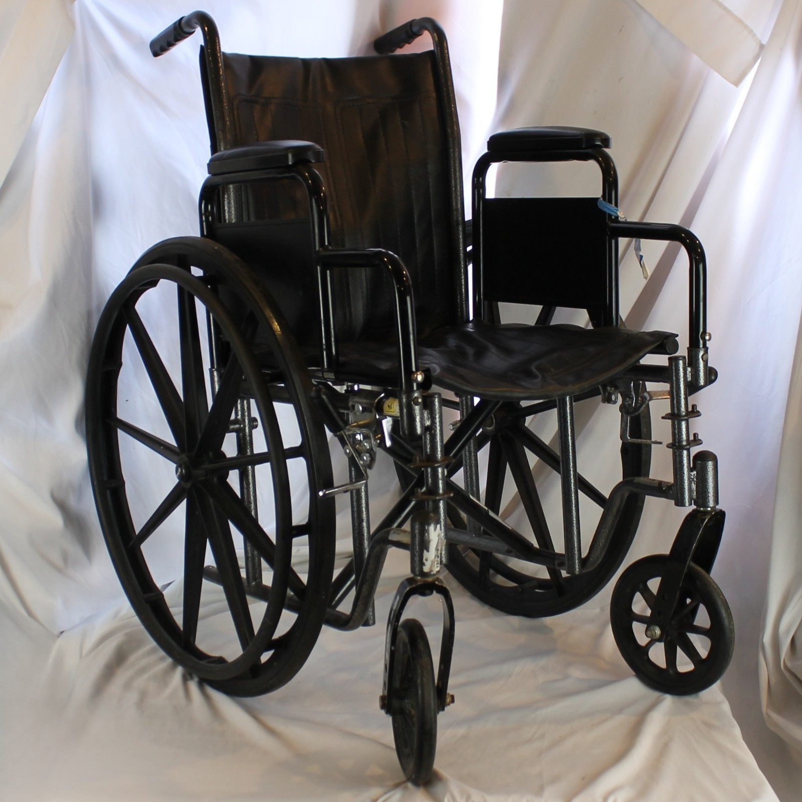 Drive Medical Silver Sport 2 Lightweight Folding Wheelchair Used SSP220DDA-SF
